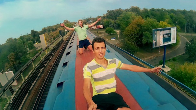 Флешмоб “Оседлай вагон”. Киевские смельчаки снова катаются на крыше метро (+фото)