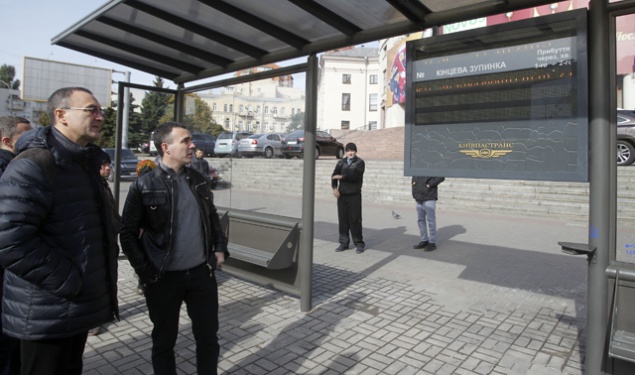 В Киеве на площади Победы поставили три “умных” остановки (фото)