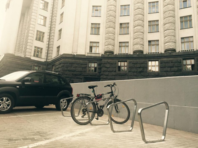 У зданий КГГА и Кабмина установили велопарковки