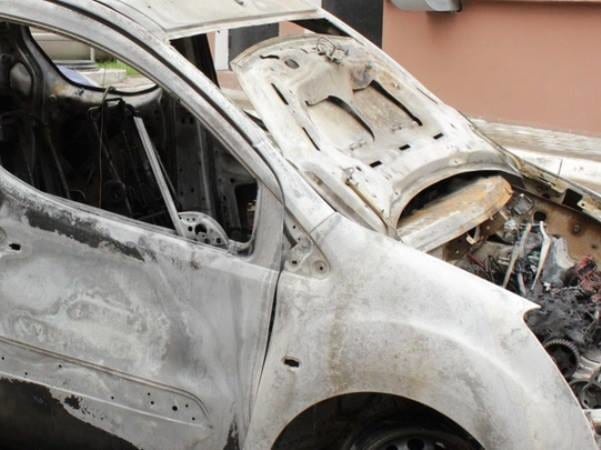 В Святошинском районе ночью горело два автомобиля
