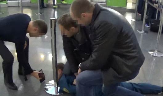 Таможенника-взяточника из аэропорта “Борисполь“ арестовали ”вместе” с имуществом