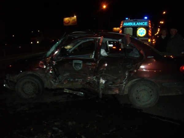 В Киеве на Столичном шоссе произошло ДТП: водителя “вырезали” из покореженного авто