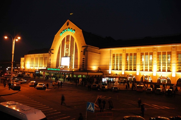 Из-за шутки “минера” с двух киевских вокзалов были эвакуированы около 800 человек