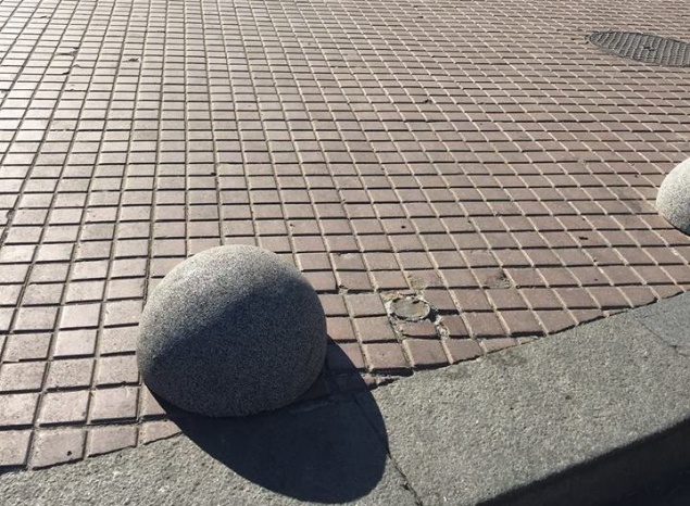 Тротуары Крещатика полностью перекрыли каменными полусферами (фото)