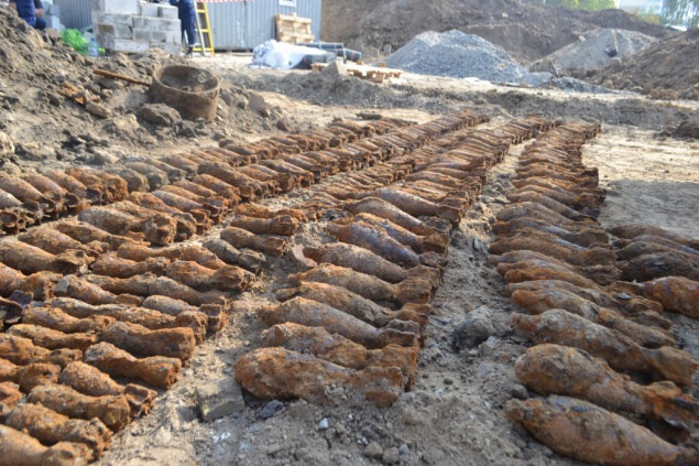 На стройплощадке под Киевом нашли более трехсот мин (видео)