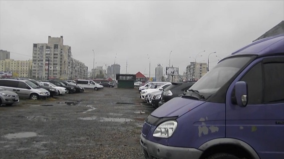 В Киеве задержали иностранца-рецидивиста, вскрывавшего ножом автомобили (видео)
