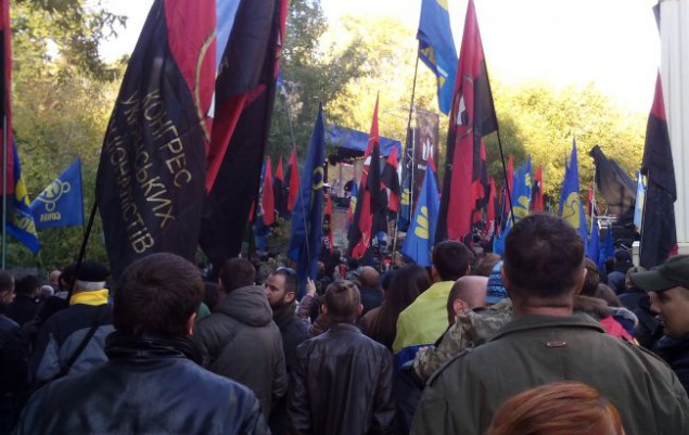 Участники “Марша Героев” возле ИВС на Подоле устроили концерт