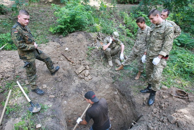 В центре Киева продолжаются мегараскопки захоронения солдат погибших во время ВОВ