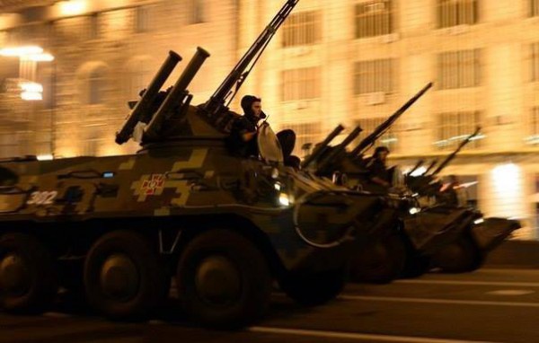 По центральным улицам Киева прошла колонна бронетехники (видео)