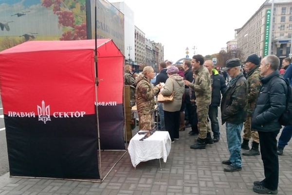 “Правый сектор” приехал на Майдан с трофейным оружием