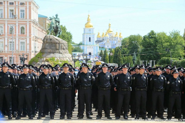 В Киеве восемьсот патрульных получили погоны