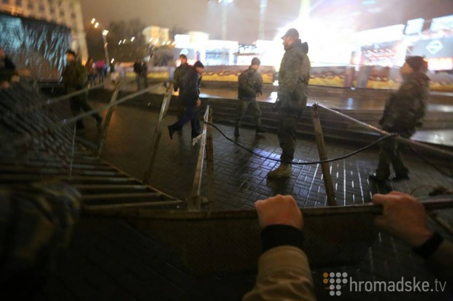 Появились фото, как активисты валили ограду на Майдане во время срыва праздничного концерта