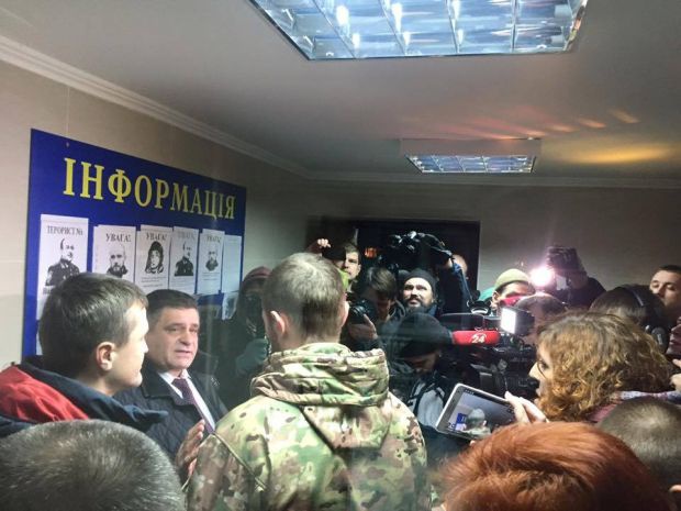 В Киеве добровольцы АТО и националисты заблокировали отдел полиции, требуя от МВД исключить бойцов из списков розыска