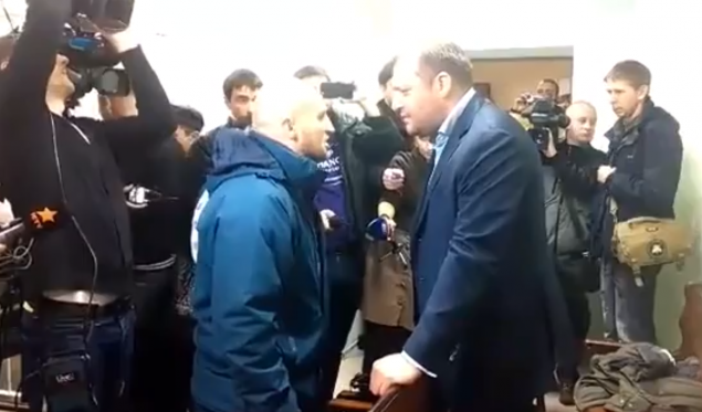 На суде по делу Лукаш Михаил Добкин получил взбучку от неизвестного мужчины (видео)