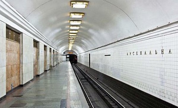 Пожилой мужчина бросился под поезд в столичной подземке