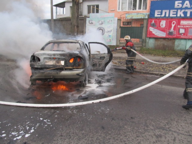 На Киевщине автомобиль врезался в дерево и загорелся (фото)