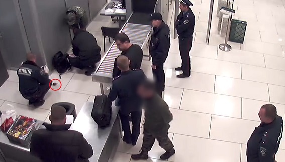 Задержанный в аэропорту военнослужащий с гранатой не имеет отношения к Вооруженным Силам Украины, - Минобороны