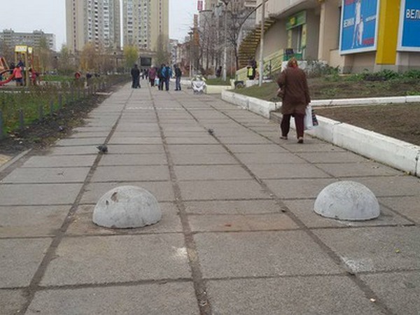 В сквере Подольского района установили каменные полусферы (фото)