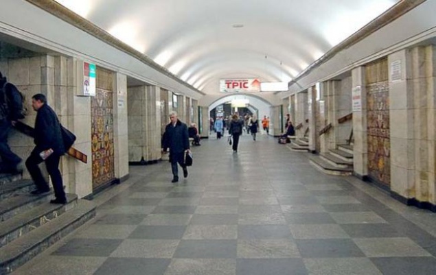 Станции метро “Крещатик“ и ”Театральная” в Киеве закрыли из-за угрозы минирования