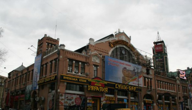C Бессарабского рынка в Киеве демонтировали рекламные металлоконструкции