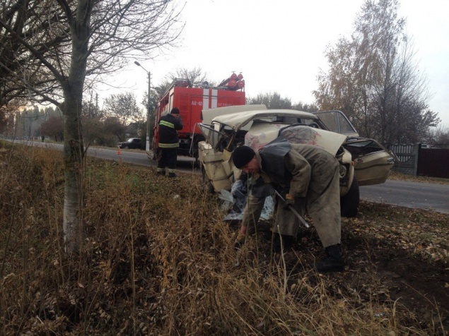 В Киевской области автомобиль врезался в дерево: погибли два человека