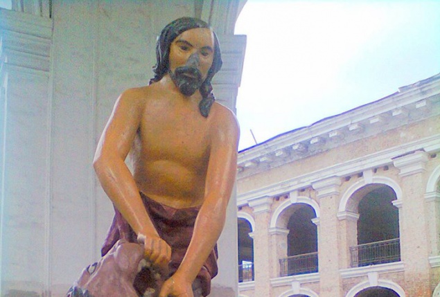 Скульптуру Самсона в Киеве вандалы били по голове молотком