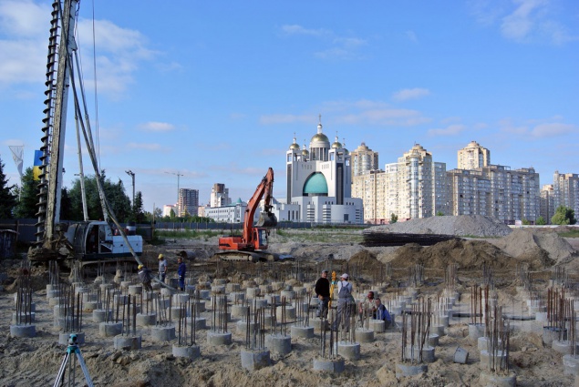 “Ощадбанк” завладел землей под самой скандальной стройкой Киева