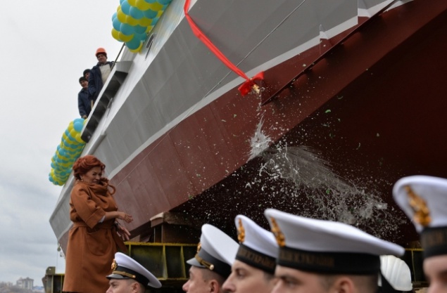 В Киеве на воду спустили бронированный артиллерийский катер (фото)