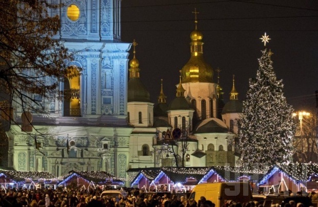 Сегодня в Киеве зажгут огни на главной елке страны