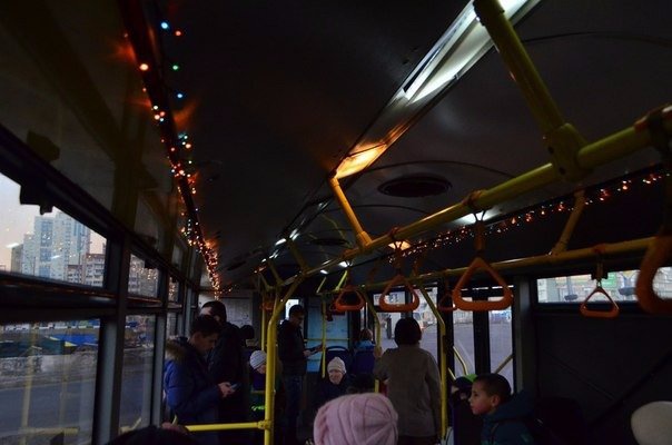 На Троещине к Новому году украсили тролейбус