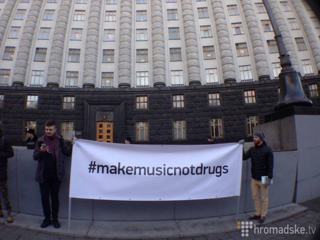 В Киеве под Кабмином проходит антинаркотическая дискотека против произвола милиции