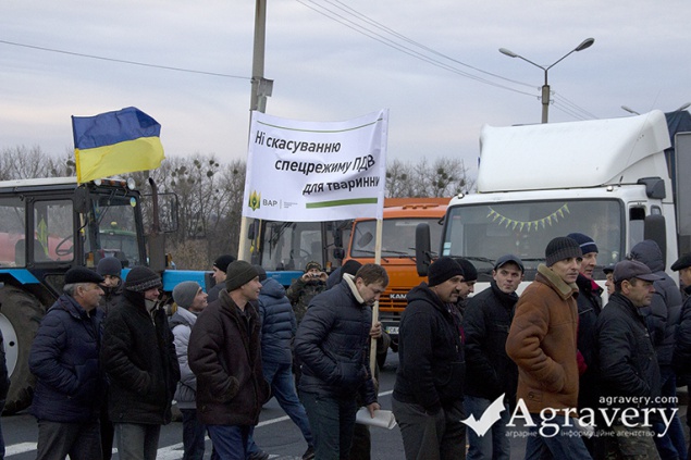 Аграрии Украины заблокировали основные дороги, требуя отмены налоговых изменений (+фото, видео)