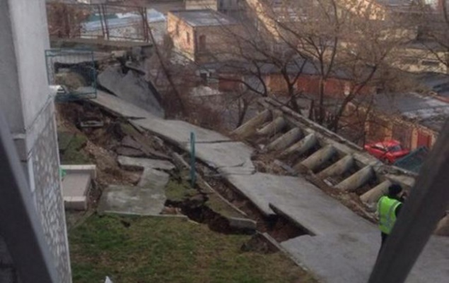 В Киеве обвалился фасад дома: жителей дома эвакуируют (фото, видео)