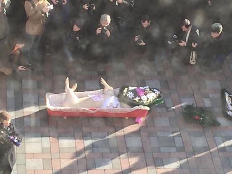 В Киеве под Верховную Раду принесли гроб с тушей свиньи (+фото)