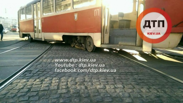 Утром в Киеве трамваи трижды сходили с рельс. Заблокировано движение