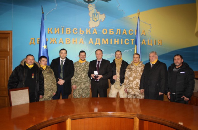 Сотники “Самообороны Майдана” наградили Владимира Шандру “Орденом Славы”