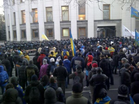 В Киеве к митингующим под ВР присоединились милицейские пенсионеры