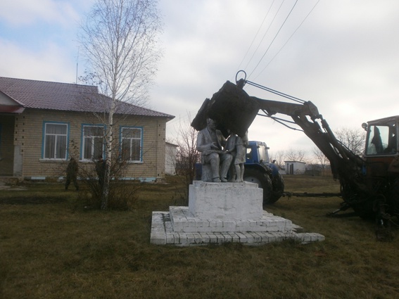 На Киевщине демонтировали монумент “Ленин и дети” (ФОТО)