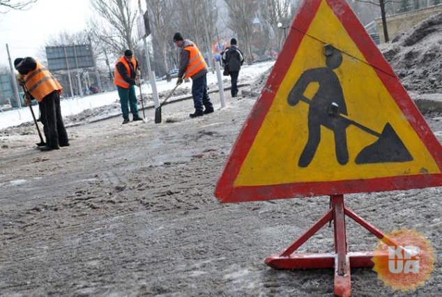 Дороги Киева обрабатывают противогололедными материалами