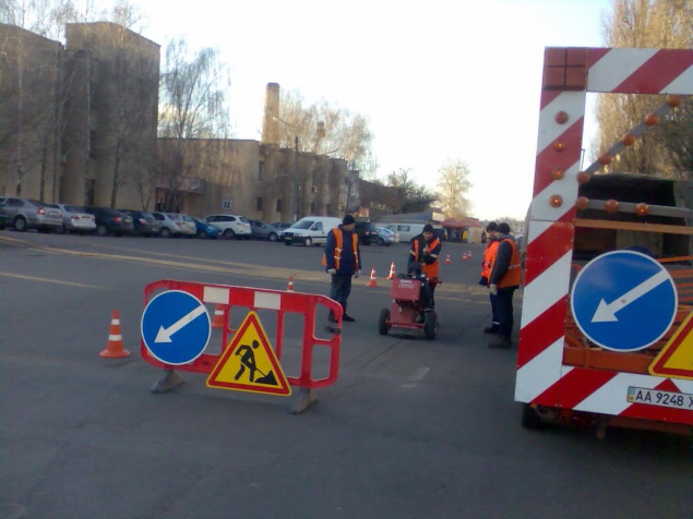 В Соломенском районе ремонтируют дорожное покрытие по новой технологии