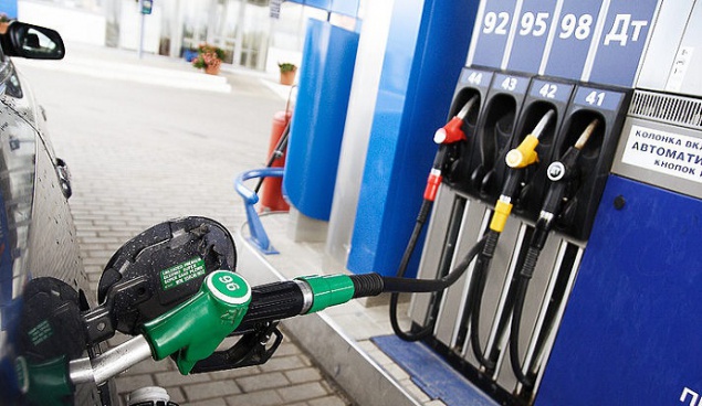Киевские автозаправки снижают цены на бензин