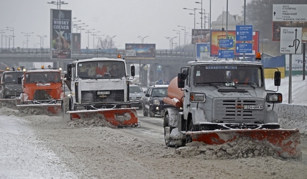 Улицы Киева от снега расчищают 253 единицы спецтехники