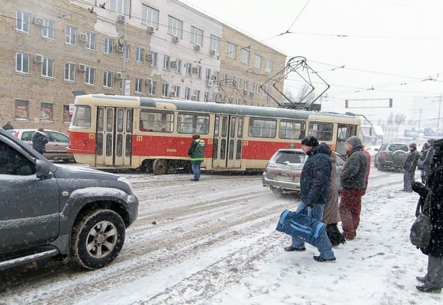 Из-за непогоды в Киеве с рельсов слетел трамвай
