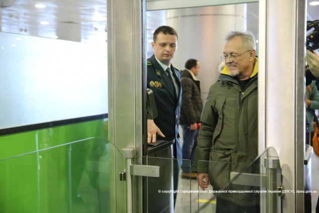 В “Борисполе” пассажиры экономят время на паспортном контроле