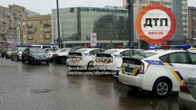 Полицейские окружили гостиницу “Лыбедь” в Киеве (+фото, видео)