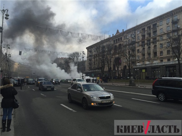 Митингующие под мэрией Киева жгут автомобильные покрышки (фото)