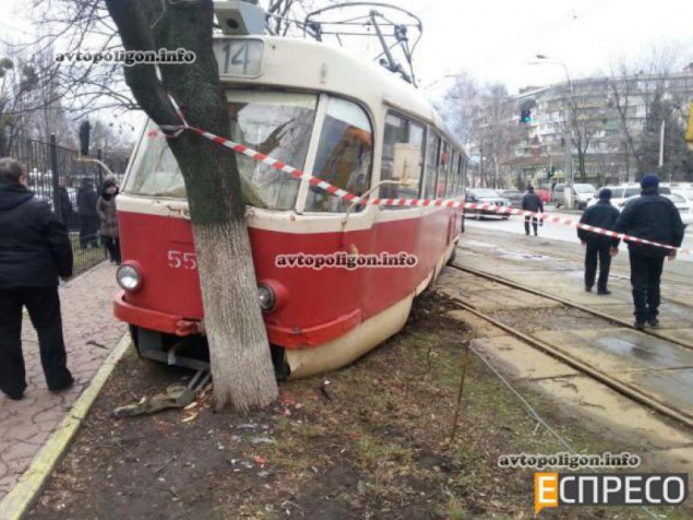 На улице Дегтяревская в Киеве трамвай сошел с рельс и врезался в дерево (+фото)