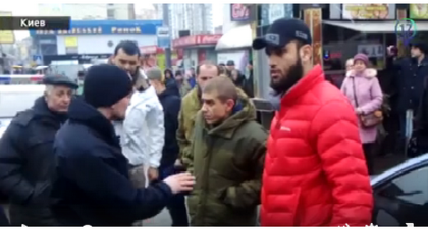 За оскорбления полицейского парня восточной национальности уложили лицом на асфальт (+видео)