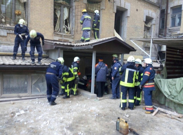 Спасатели обнаружили еще одного погибшего под завалами рухнувшего дома (+видео)