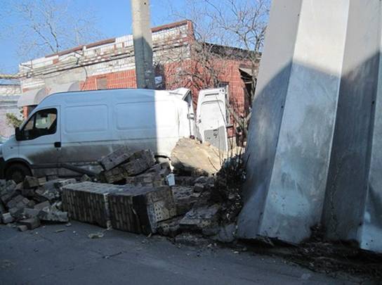 На киевском предприятии обвалилась стена: погиб рабочий
